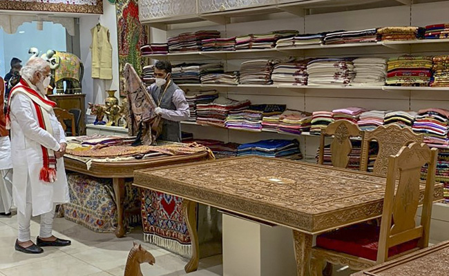 PM Modi Inaugurates '<i>Ekta</i> Mall' In Gujarat, Visits Stores From J&K, Northeast