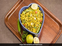 Spicy Moth Dal Recipe: स्वाद और सेहत को रखना है बैलेंस तो मुंह में पानी ला देने वाली अंकुरित मोठ दाल की चटपटी रेसिपी को करें ट्राई Spicy Moth Dal Recipe: स्वाद और सेहत को रखना है बैलेंस तो मुंह में पानी ला देने वाली अंकुरित मोठ दाल की चटपटी रेसिपी को करें ट्राई