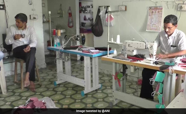 बचे हुए कपड़े इकट्ठा कर मास्क बनाता है यह शख्स, 4 महीने में मुफ्त बांटे 6 हजार मास्क