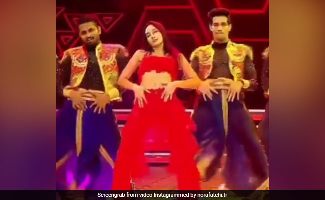 Nora Fatehi ने रेड ड्रेस में 'कमरिया' सॉन्ग पर किया जबरदस्त डांस, Video ने मचाया तहलका