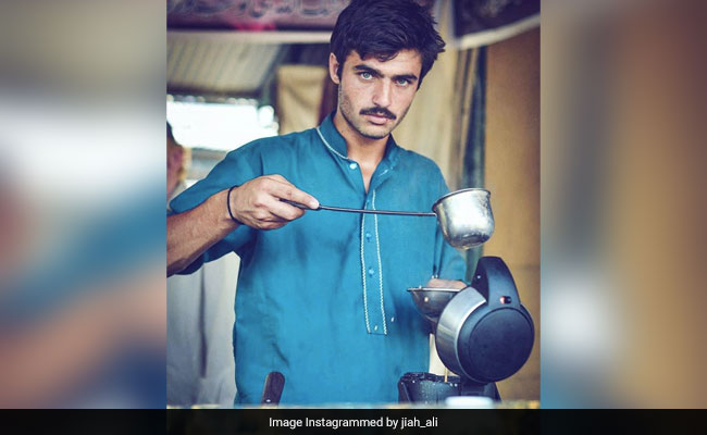 क्या आपको नीली आंखों वाला पाकिस्तानी चायवाला याद है? अब लंदन में खरीदा है खुद का कैफे