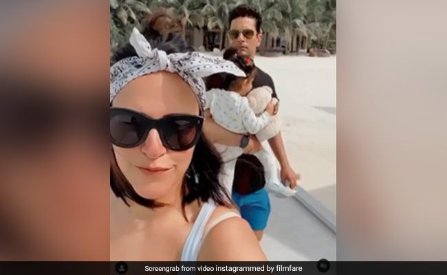 अंगद बेदी और नेहा धूपिया बेटी मेहर संग समुद्र किनारे यूं मस्ती करते दिखे, वायरल हुआ Video