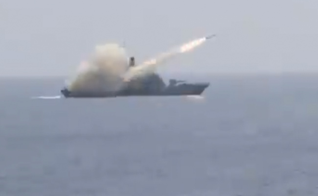 देखें VIDEO: अरब सागर में जारी नौसैनिक अभ्यास के दौरान मिसाइल ने डुबोया पुराना पोत