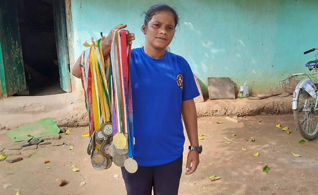 अंतरराष्ट्रीय स्तर की कराटे चैम्पियन आर्थिक स्थिति खराब होने के चलते बेच रही हड़िया