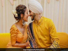 नेहा कक्कड़ की हल्दी और मेहंदी सेरेमनी की Photos हुईं Viral, येलो साड़ी में यूं दिखा खूबसूरत अंदाज नेहा कक्कड़ की हल्दी और मेहंदी सेरेमनी की Photos हुईं Viral, येलो साड़ी में यूं दिखा खूबसूरत अंदाज