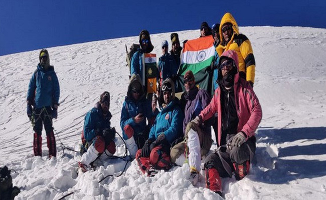 ITBP की पर्वतारोही टीम ने गंगोत्री-2 चोटी पर लहराया तिरंगा