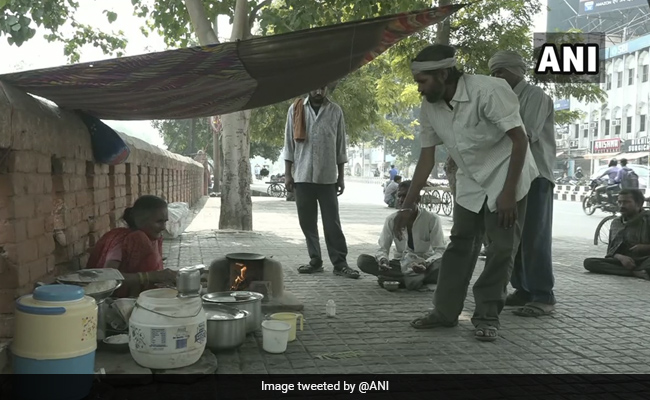 Unlike Delhi's ''Baba ka Dhabha'', Agra's ''Rotiwali Amma'' Still Awaits Customers