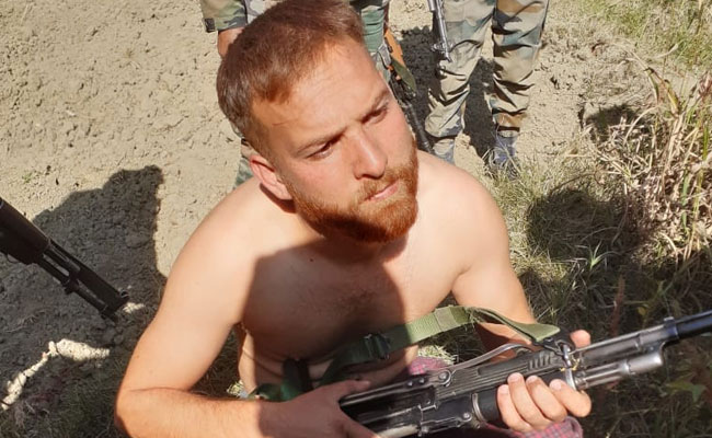 'कोई गोली नहीं मारेगा' : जम्मू-कश्मीर आतंकी के सरेंडर का नाटकीय वीडियो आया सामने