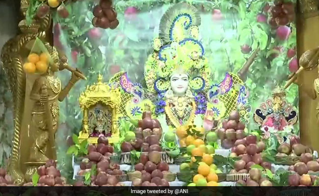 3,000 Kg Apples Displayed At Ahmedabad Temple, Meant For Covid Patients