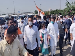 हाथरस पीड़िता के परिवार से मिलने जा रहे राहुल, प्रियंका गांधी को यमुना एक्सप्रेस-वे पर रोका गया, निकल पड़े पैदल हाथरस पीड़िता के परिवार से मिलने जा रहे राहुल, प्रियंका गांधी को यमुना एक्सप्रेस-वे पर रोका गया, निकल पड़े पैदल
