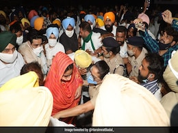 नए कृषि कानूनों के खिलाफ प्रदर्शन कर रहीं हरसिमरत बादल चंडीगढ़ में प्रवेश करते वक्त गिरफ्तार नए कृषि कानूनों के खिलाफ प्रदर्शन कर रहीं हरसिमरत बादल चंडीगढ़ में प्रवेश करते वक्त गिरफ्तार