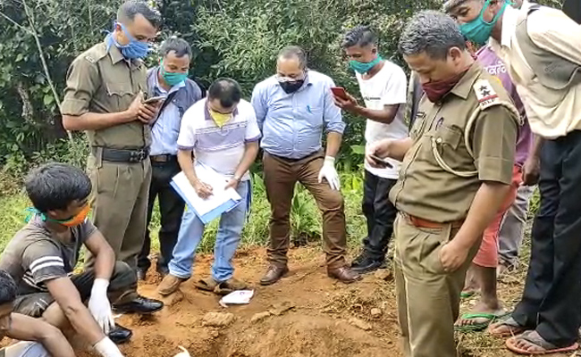 मेघालय : 80 साल के बुजुर्ग को जादू-टोना करने का आरोप लगाकर जिंदा दफनाया, 8 गिरफ्तार
