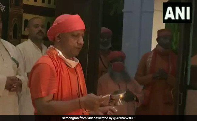 CM योगी आदित्यनाथ ने दुर्गा अष्टमी के मौके पर गोरखपुर में कुछ इस तरह की पूजा - देखें Video