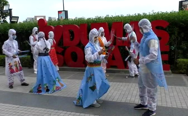 Garba 2020: फैशन डिजाइनिंग के छात्रों ने अनोखी PPE किट गरबा ड्रेस पहनकर किया गरबा, रंगीन दुपट्टों से सजाकर दिया एथनिक टच