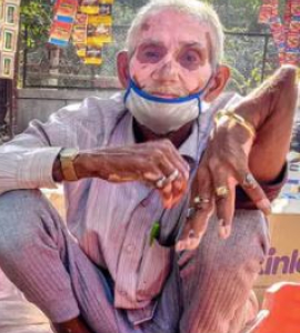 70 Year-Old Tea-Seller With Broken Arm Moves Internet With His Story 70 Year-Old Tea-Seller With Broken Arm Moves Internet With His Story