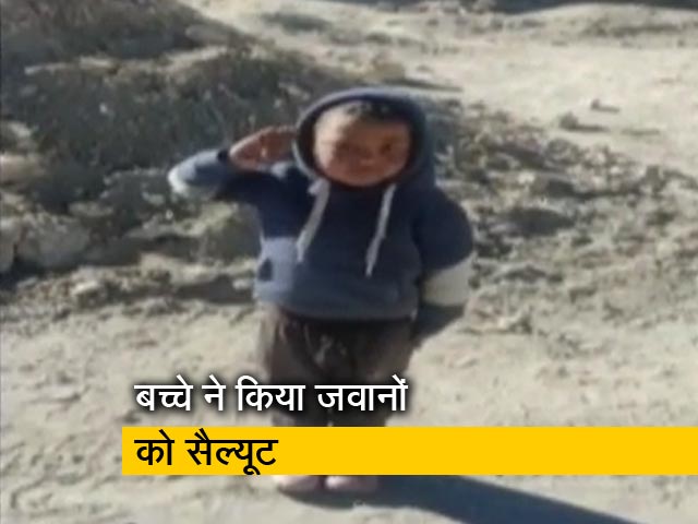 आईटीबीपी जवानों को बच्चे ने किया सैल्यूट, वीडियो हुआ वायरल