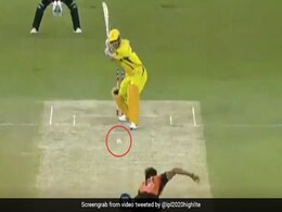 IPL 2020: MS Dhoni ने बॉल को बनाया Rocket, छक्का देख लोग बोले - शेर बूढ़ा नहीं हुआ - देखें Video IPL 2020: MS Dhoni ने बॉल को बनाया Rocket, छक्का देख लोग बोले - शेर बूढ़ा नहीं हुआ - देखें Video