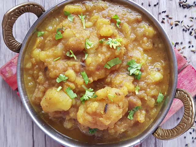 How To Make Aloo Rasedaar | Easy Aloo Rasedaar Recipe Video