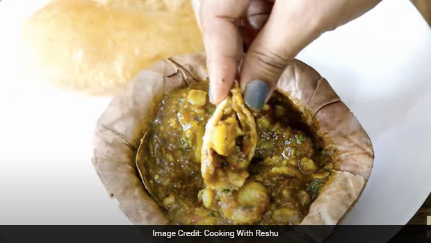 Indian Cooking Tips: How To Make <i>Halwai</i>-Style <i>Bhandare Wali Aloo Sabzi</i> At Home