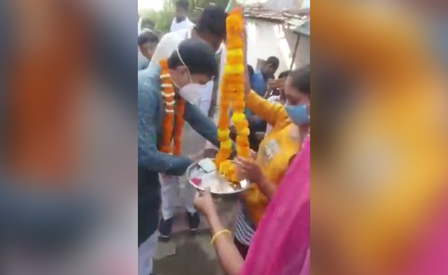 Video Of BJP Leader Handing Out Cash To Women Triggers Congress Outcry