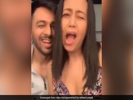 नेहा कक्कड़ ने 'आंख मारे' पर टोनी कक्कड़ संग दिए जबरदस्त एक्सप्रेशन, भाई-बहन की जोड़ी ने मचाई धूम- Video नेहा कक्कड़ ने 'आंख मारे' पर टोनी कक्कड़ संग दिए जबरदस्त एक्सप्रेशन, भाई-बहन की जोड़ी ने मचाई धूम- Video