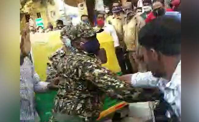 मास्क न पहनने को लेकर मार्शलों और दो आदमियों के बीच जमकर हाथापाई