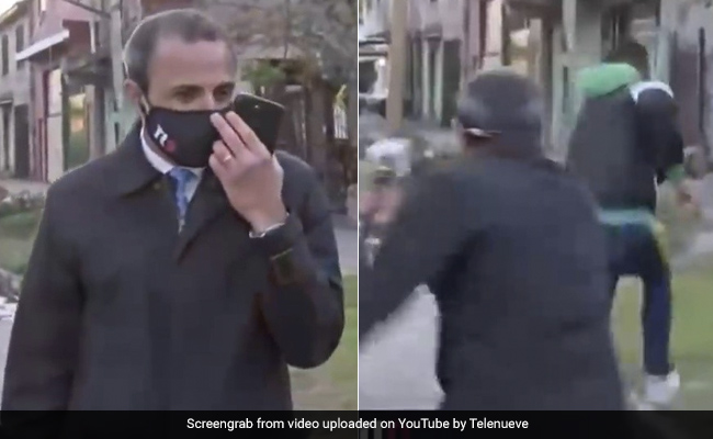 Live TV पर रिपोर्टिंग कर रहा था रिपोर्टर, पीछे से आकर चोर ने हाथ से छीना फोन और फिर... देखें Video