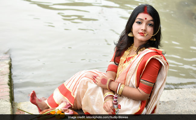 Durga Puja 2020: Traditional White And Red <i>Sarees</i> To Wear For The Festival