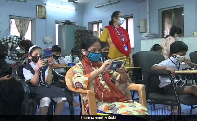 महाराष्ट्र: आसानी से गरीब बच्चे ले सकेंगे ऑनलाइन क्लास, फ्री में शुरू हुई मोबाइल फोन लाइब्रेरी