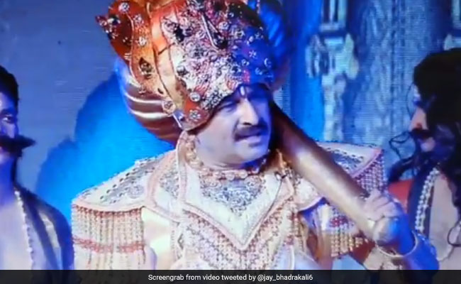 रामलीला में अंगद बने मनोज तिवारी ने 'रावण' से कहा- 'एक सेकेंड-एक सेकेंड', लोगों ने किया ट्रोल...देखें Video