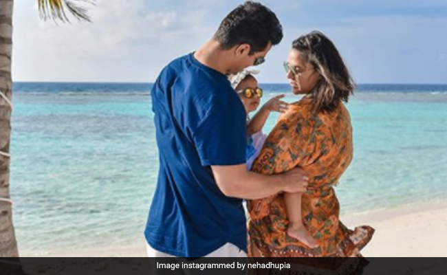 नेहा धूपिया ने पति और बेटी के साथ Beach पर घूमते हुए शेयर की फोटो, दिया मिर्जा ने यूं दिया रिएक्शन