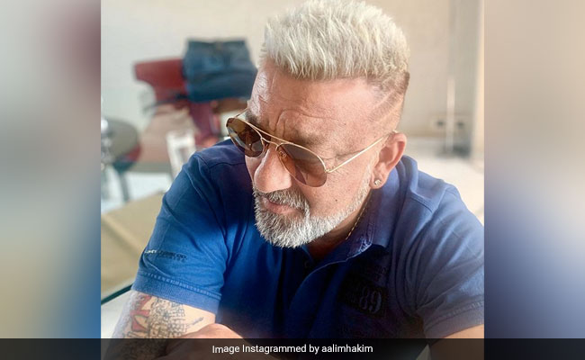 संजय दत्त ने कैंसर से जंग जीतने के बाद बदल डाला अपना लुक,  इस अंदाज में नजर आए संजू बाबा...देखें Photos