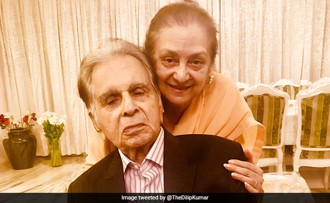 Saira Banu Sobs While Accepting Award On "Kohinoor" Dilip Kumar's Behalf