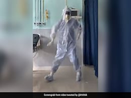 पीपीई किट पहनकर डॉक्टर ने 'घुंघरू टूट गए' पर किया ब्रेक डांस, Video शेयर कर ऋतिक रोशन बोले- मैं इनसे डांस सीखूंगा... पीपीई किट पहनकर डॉक्टर ने 'घुंघरू टूट गए' पर किया ब्रेक डांस, Video शेयर कर ऋतिक रोशन बोले- मैं इनसे डांस सीखूंगा...