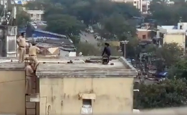 खुदकुशी के लिए बिल्डिंग की छत पर चढ़ गई लड़की, मुंबई पुलिस ने इस तरह बचाई जान