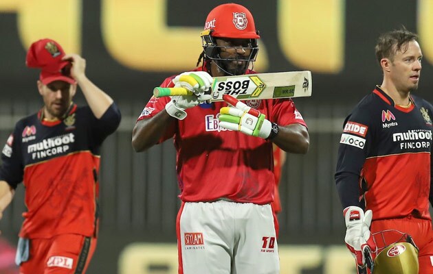 RCB vs KXIP: गेल ने अर्धशतक बनाने के बाद दिखाया खास अंदाज तो कमेंटेटर्स ने इस बात पर की 'खिंचाई', VIDEO