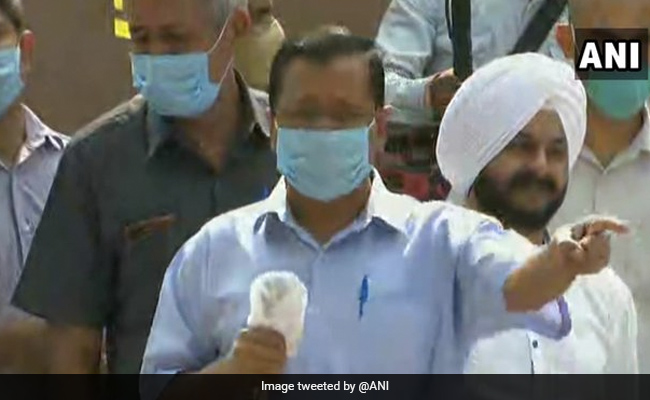 दिल्ली के तीनों  नगर निगमों के महापौरों ने केजरीवाल के घर के बाहर धरना दिया