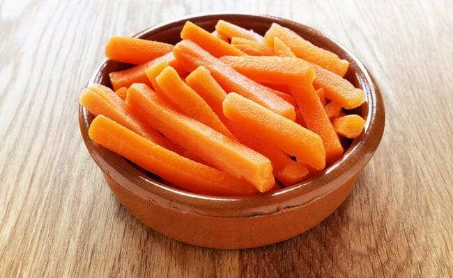 Carrots Benefits And Side Effects: इन 9 फायदों से भरपूर गाजर खाने हैं कई नुकसान भी! सर्दियों में रखें ध्यान