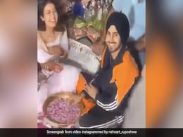 नेहा कक्कड़ और रोहनप्रीत सिंह ने खेला अंगूठी ढूंढ़ने वाला खेल, जानें किसकी हुई जीत- देखें Video नेहा कक्कड़ और रोहनप्रीत सिंह ने खेला अंगूठी ढूंढ़ने वाला खेल, जानें किसकी हुई जीत- देखें Video