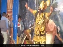रामलीला के दौरान बजा पंजाबी गाना तो भांगड़ा करने लगा रावण, लोग बोले- 'वाह, क्या स्वैग है...' - देखें Video रामलीला के दौरान बजा पंजाबी गाना तो भांगड़ा करने लगा रावण, लोग बोले- 'वाह, क्या स्वैग है...' - देखें Video