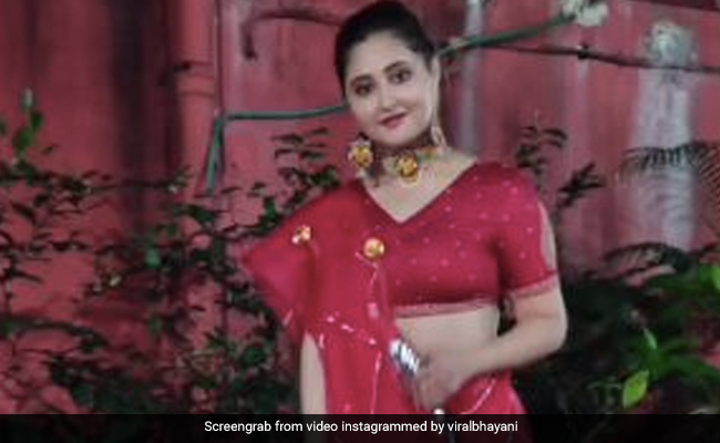 रश्मि देसाई लाल लहंगा पहन अपने डॉगी को घुमाती आईं नजर, Video में देने लगीं पोज