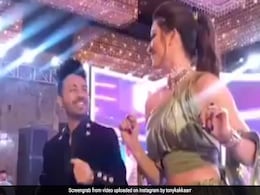 नेहा कक्कड़ की शादी में जमकर थिरकीं उर्वशी रौतेला, टोनी कक्कड़ ने शेयर किया Video नेहा कक्कड़ की शादी में जमकर थिरकीं उर्वशी रौतेला, टोनी कक्कड़ ने शेयर किया Video