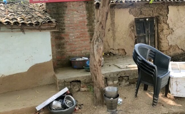इंसान बना हैवान : UP के हमीरपुर में किराया न देने पर महिला को पेड़ से बांधकर पीटा, वीडियो वायरल