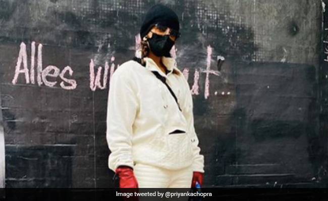 प्रियंका चोपड़ा ने निक जोनस की तरह पहने कपड़े, फोटो शेयर करते हुए लिखा- आउटफिट चुराने में मजा आता है