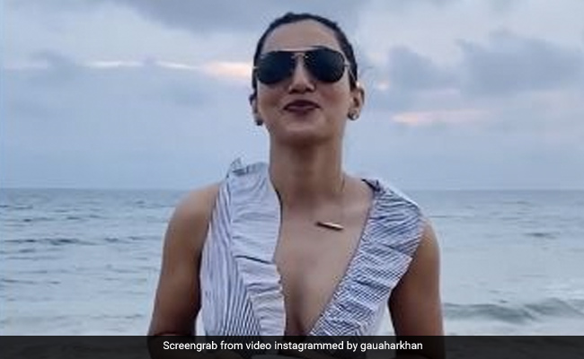 गौहर खान बीच पर टहलते हुए चाय की चुस्की लेती आईं नजर, Video में दिखा धांसू अंदाज