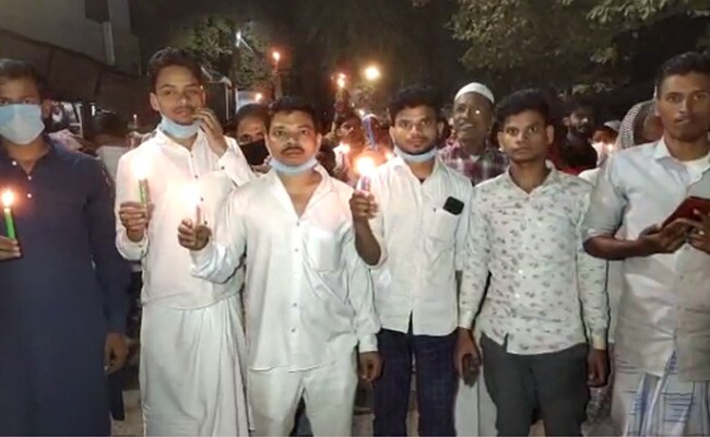 बिजली के फिक्स रेट को लेकर आंदोलन कर रहे बनारस के बुनकरों ने कैंडल मार्च निकाला