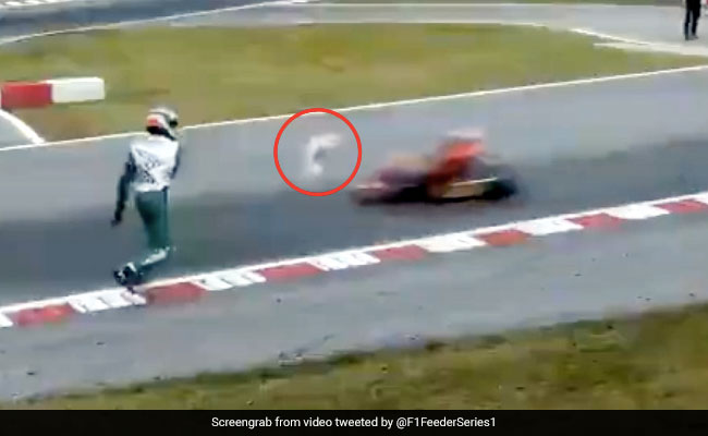 रेसर हारा मुकाबला, तो गुस्से में बम्पर उठाकर दूसरे रेसर पर किया Attack, वायरल हुआ खतरनाक Video