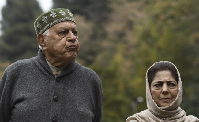 फारूक अब्दुल्ला को नमाज के लिए हजरतबल दरगाह जाने से रोका गया, सरकार पर भड़कीं महबूबा मुफ्ती