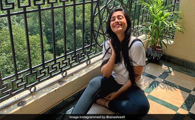 Dhanashree Verma ने बालकनी में बैठकर शेयर की फोटो तो Yuzvendra Chahal का यूं आया कमेंट