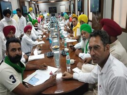 बैठक से नदारद थे कृषिमंत्री, तो किसान निकल आए बाहर, मंत्रालय से निकलते ही फाड़ीं बिल की कॉपियां बैठक से नदारद थे कृषिमंत्री, तो किसान निकल आए बाहर, मंत्रालय से निकलते ही फाड़ीं बिल की कॉपियां